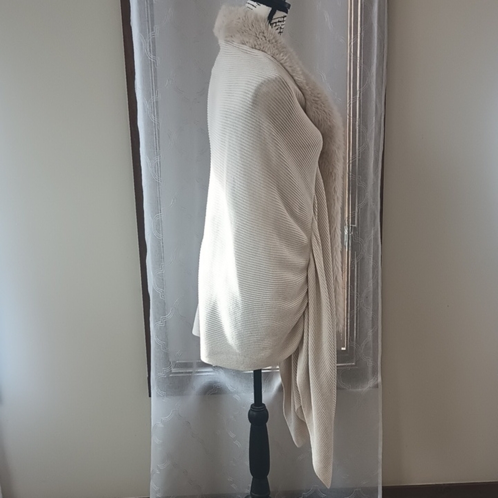 Chic Cream Women's Poncho with Faux Fur Trim - Picture 5 of 10